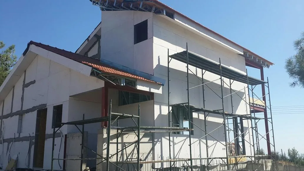 Steel structure prepared for a pitched roof